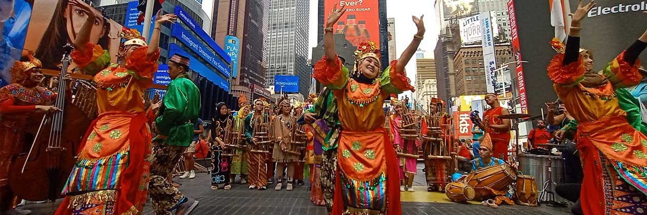 Pertama Kalinya dalam Sejarah, Flash Mob Angklung dilakukan di Times Square, Manhattan, New York City